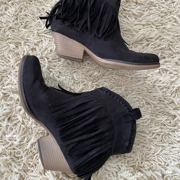 Forever 21 Faux Suede Fringe Ankle Boots Size 6 - Picture 2 of 9